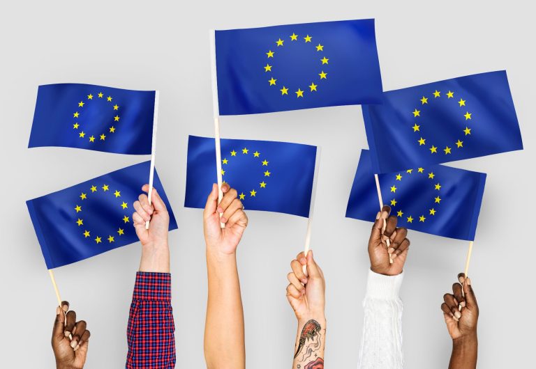 <a href="https://fr.freepik.com/photos-gratuite/drapeau-europeen-ruffled-beautifully-waving-macro-plan-rapproche_1156335.htm#fromView=search&page=1&position=6&uuid=60fab95a-6bc5-481b-ab80-32a7d171e04e">Image de natanaelginting sur Freepik</a>